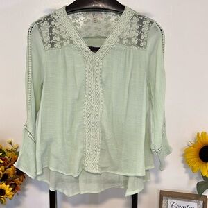 Women's long sleeve size PL Green Lace Detail Top